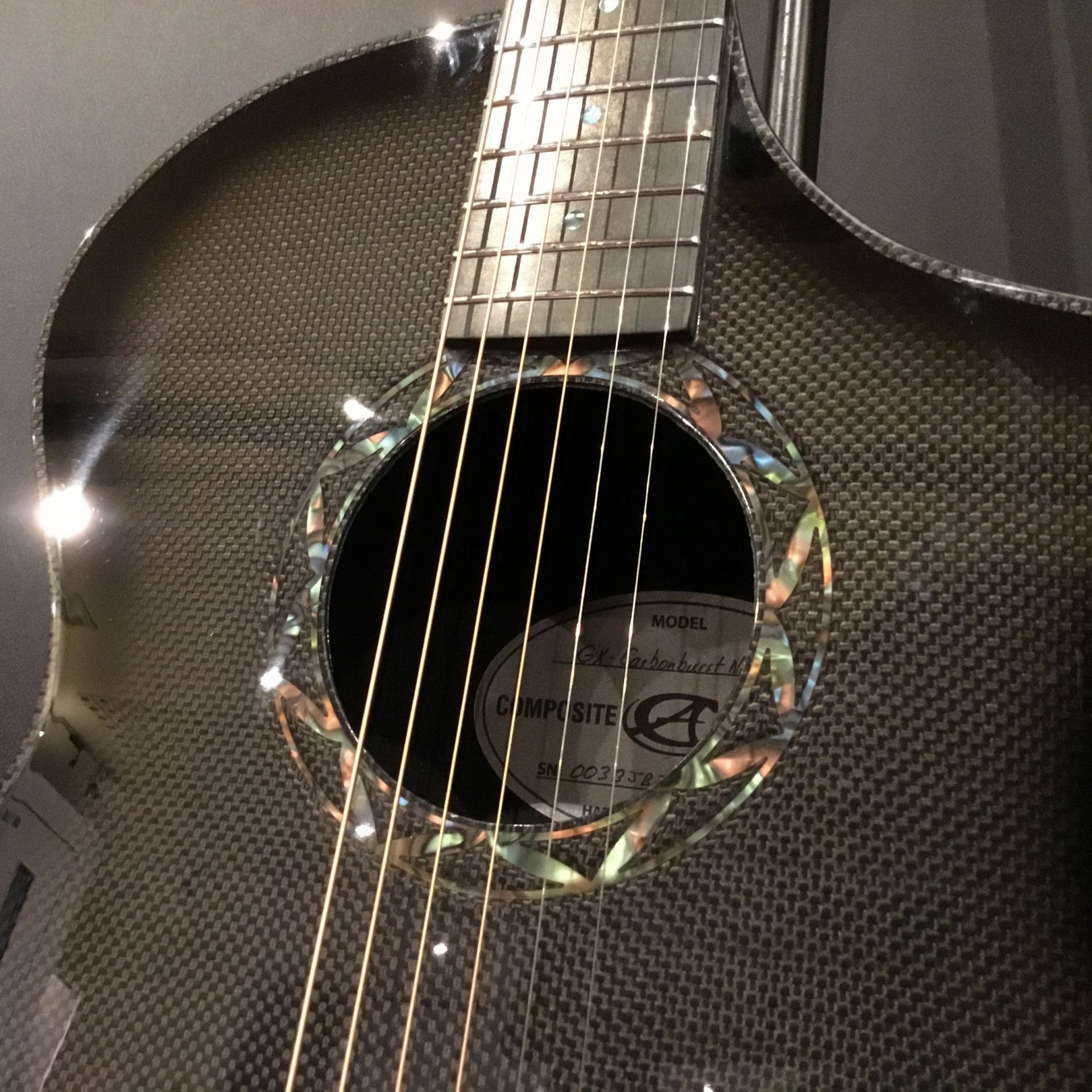 日本初公開モデルも！カーボン製エレアコギター「Composite Acoustics