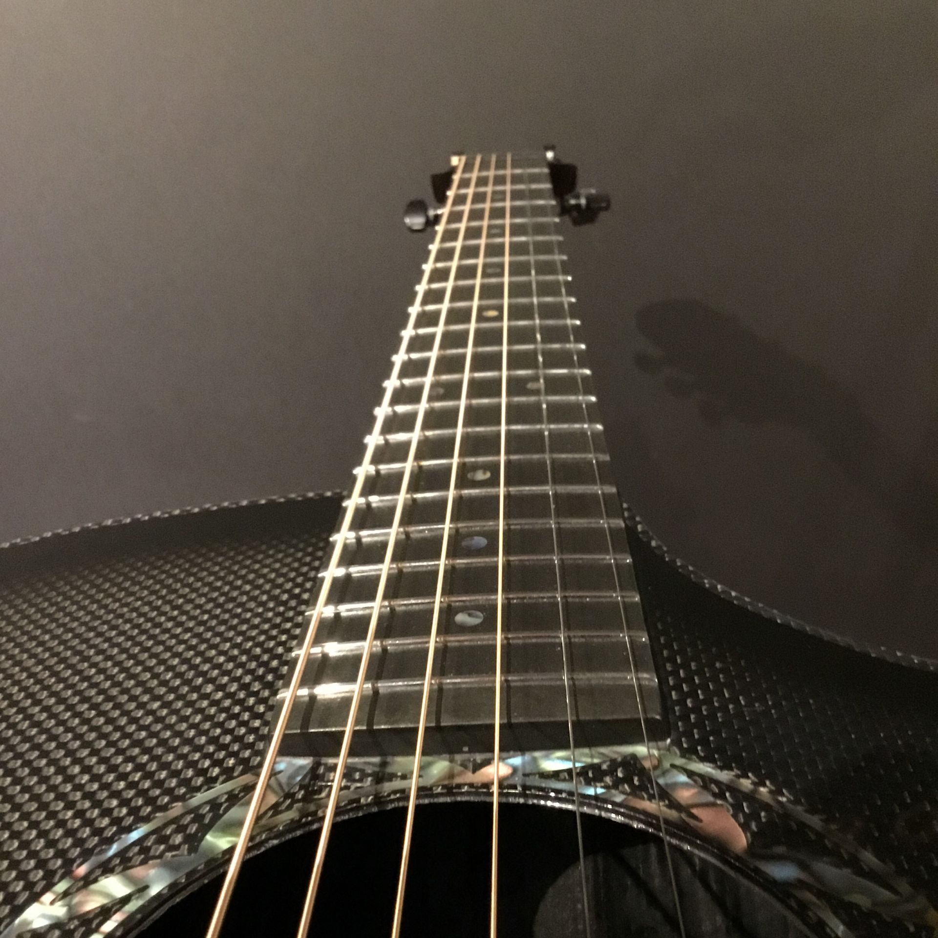 日本初公開モデルも！カーボン製エレアコギター「Composite Acoustics