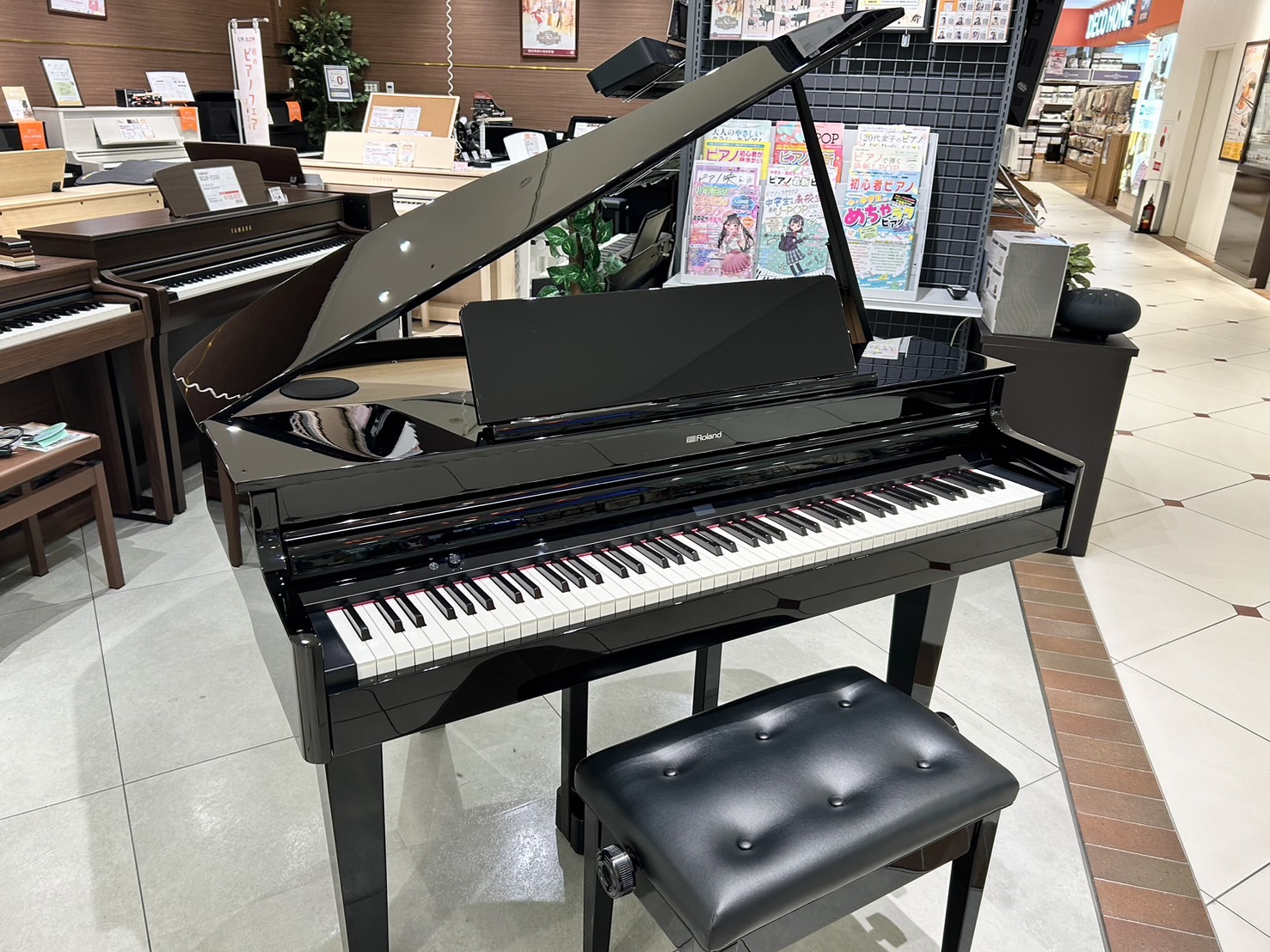 電子ピアノ 】グランドピアノ型電子ピアノ「GP-6」を店頭展示しており