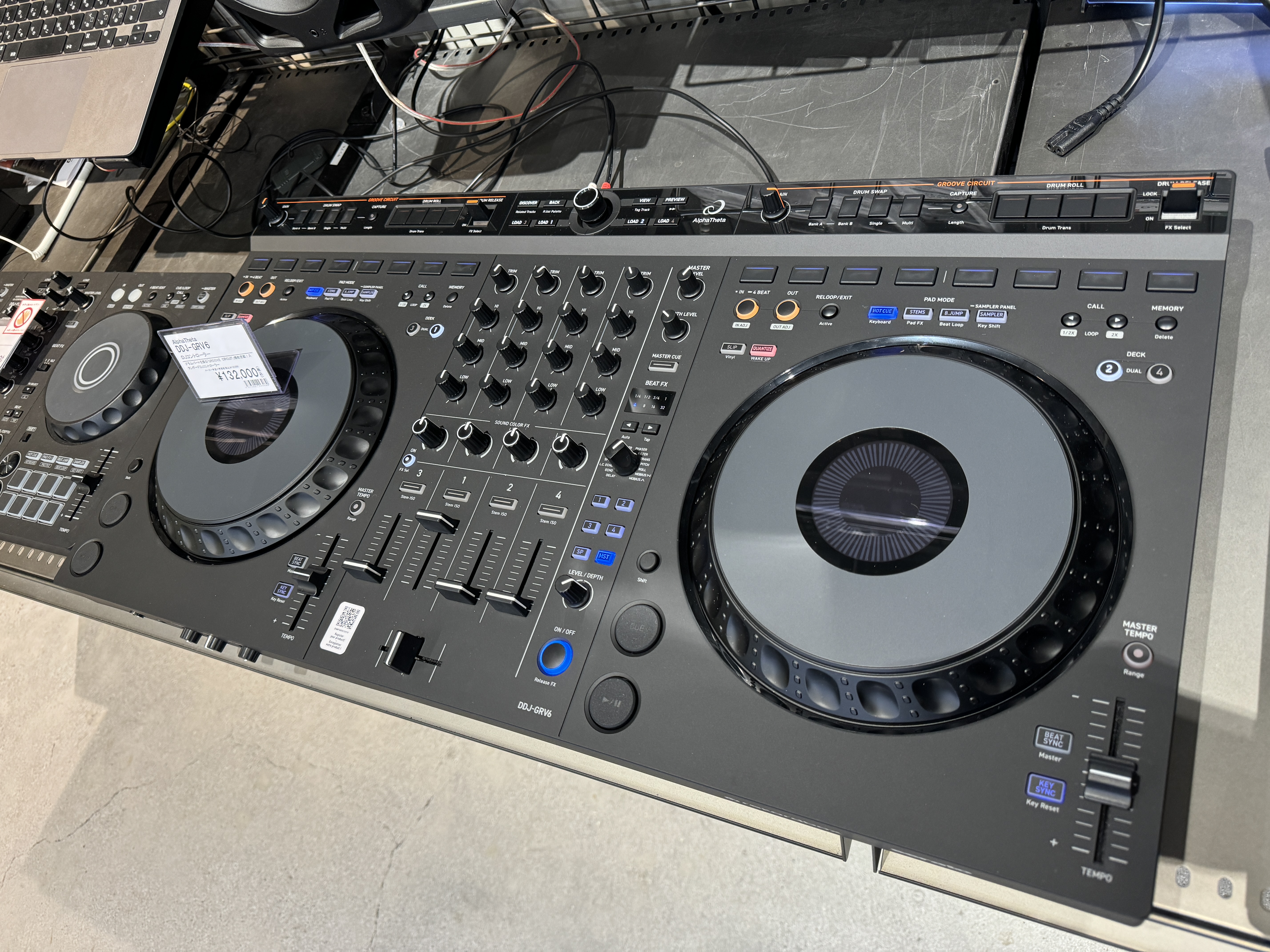 AlphaTheta/PioneerDJの新たなPCDJコントローラーDDJ-GRV6が発売開始