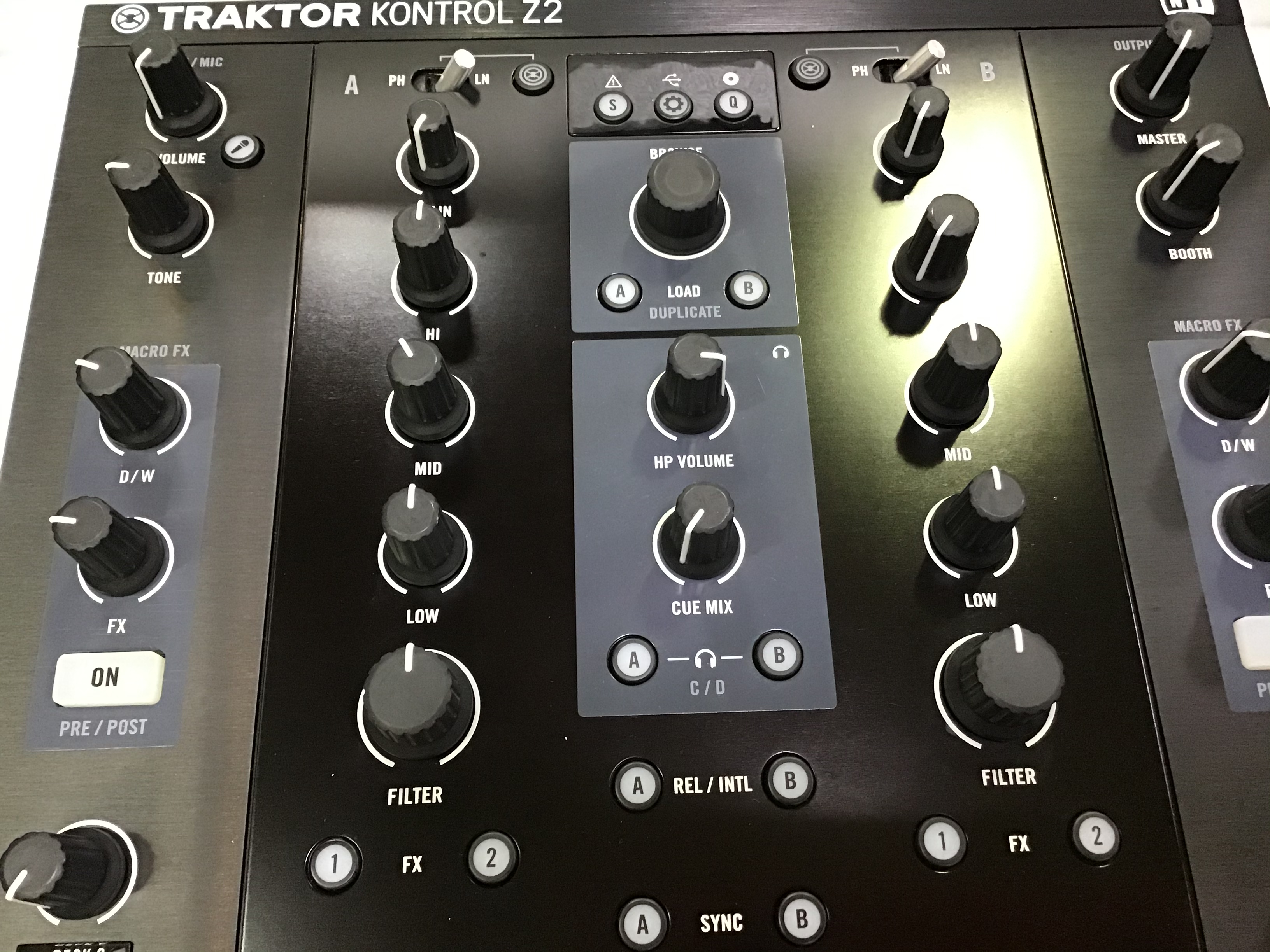 展示特価】バトルDJから非常に人気の高いDJミキサー NI / TRAKTOR Z2
