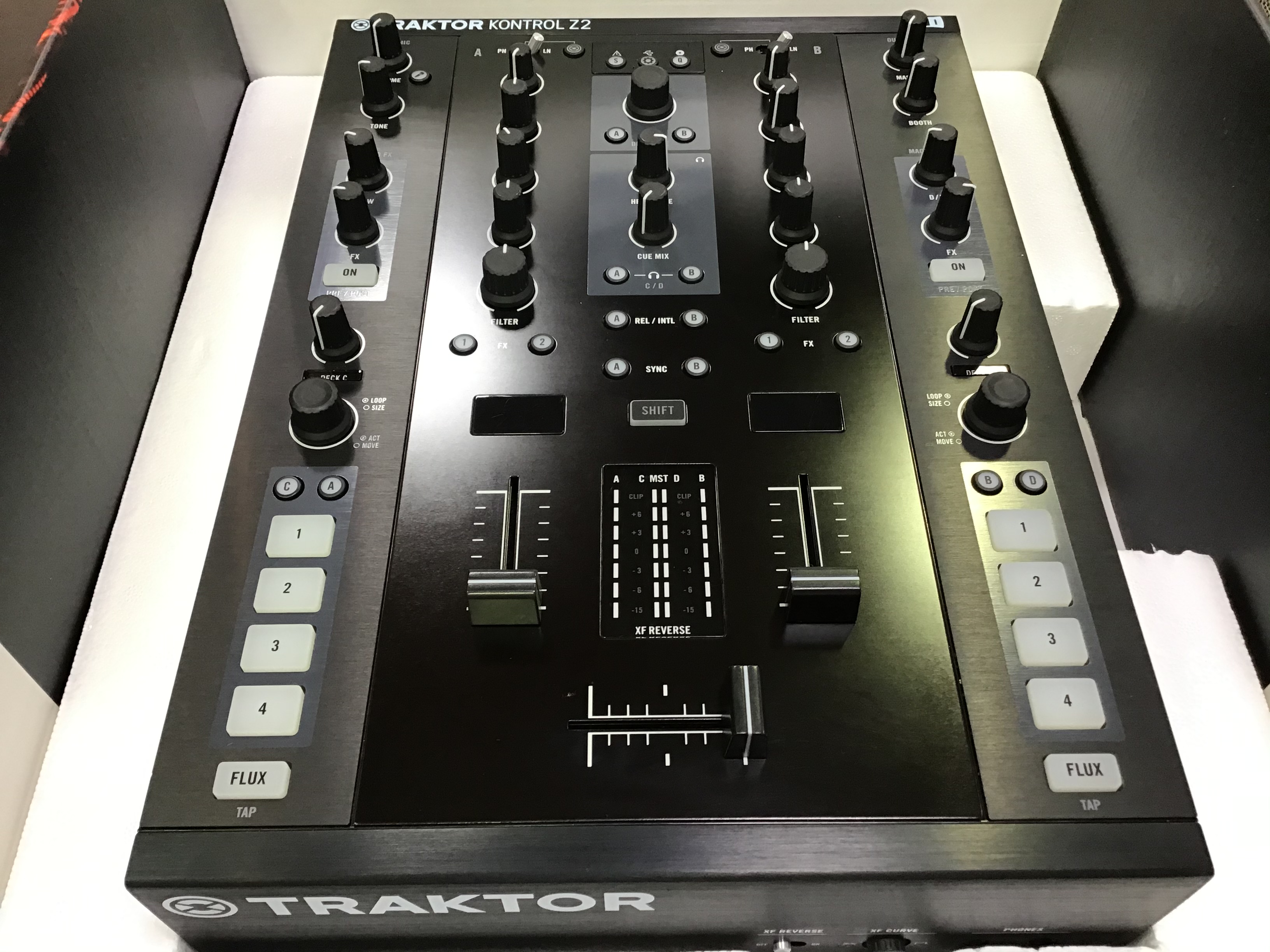 展示特価】バトルDJから非常に人気の高いDJミキサー NI / TRAKTOR Z2