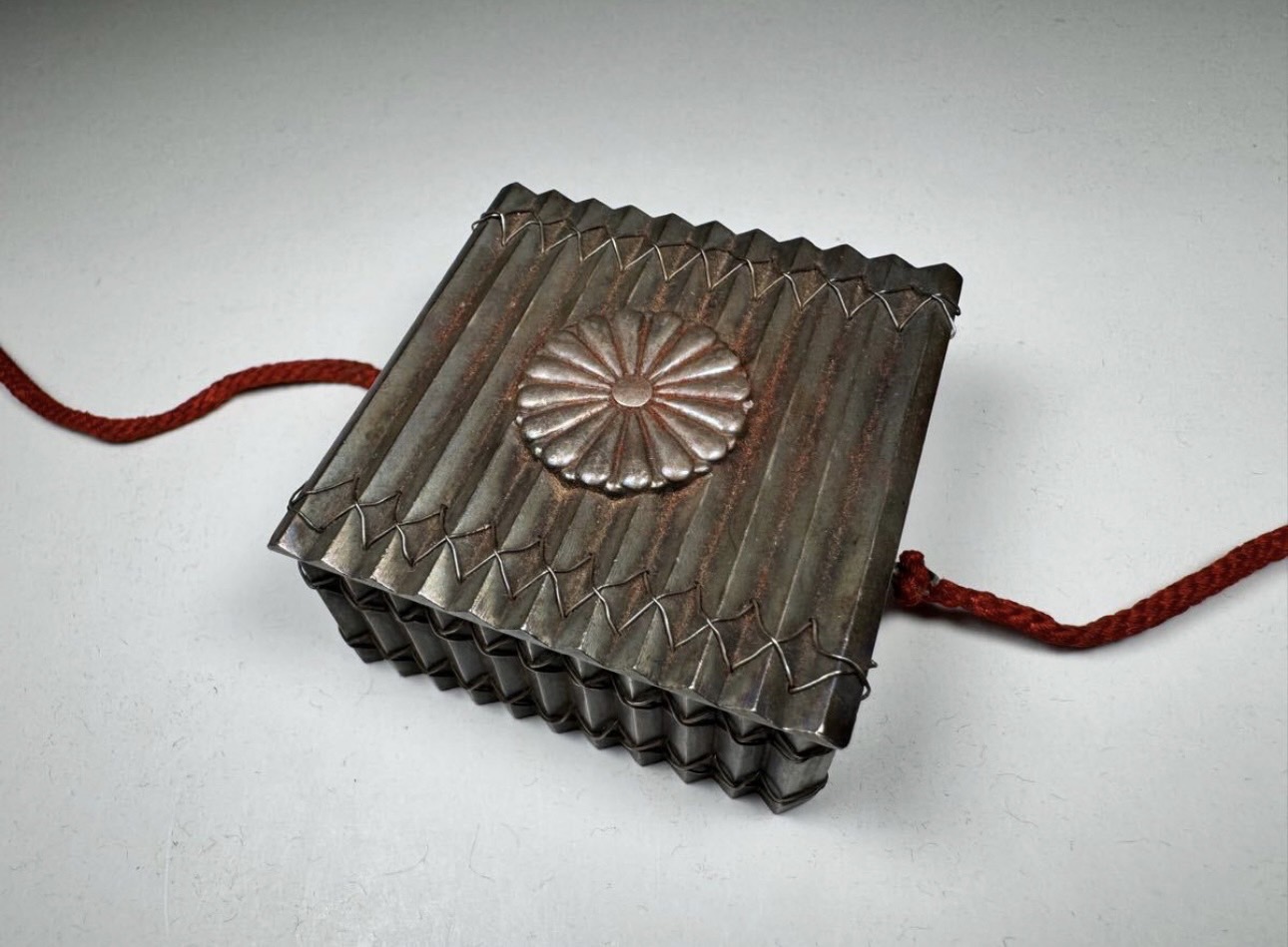 ボンボニエール 銀製 十六弁八重表菊紋 天皇家御下賜品 4点 | 新栄堂