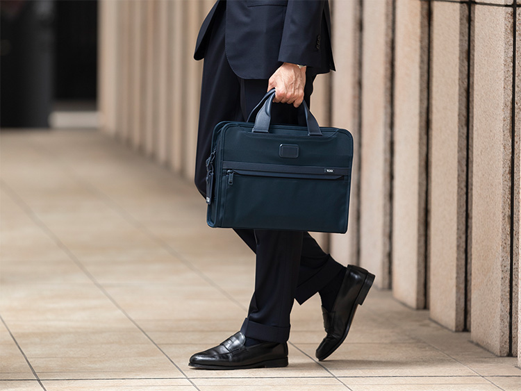 完全別注のアンダー1kg！／ TUMIの新作ブリーフケース SHIPS 公式サイト