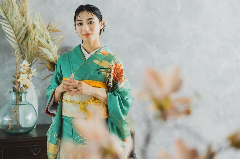 エメラルドグリーンの振袖に注目！似合う人の特徴や着こなしをチェック