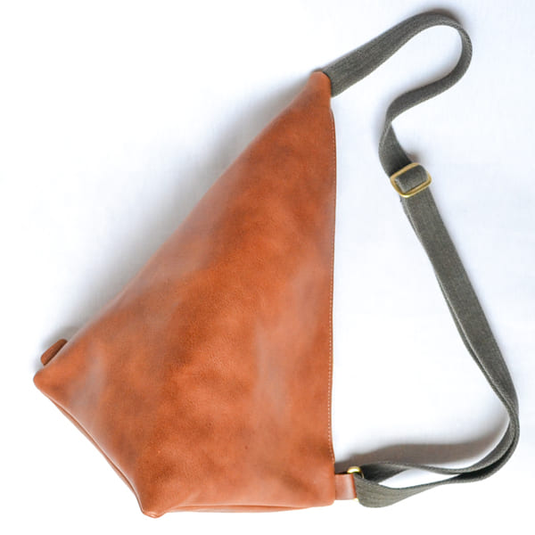 革工房すだく / アダット（L）/ オイルレザー三角ボディーバッグ