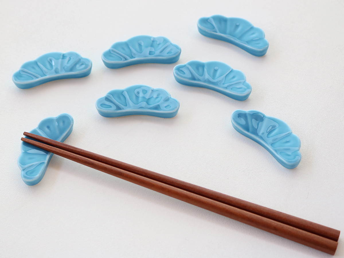 間違って釉薬をかけてしまった…ライトブルー・松 箸置き 有田焼