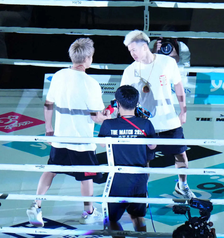 天心と武尊がオープニングセレモニーで握手交わす！武尊は天心から視線