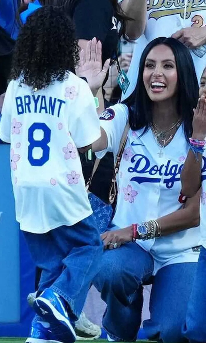 ドジャース コービーさんボブルヘッド人形配布 始球式には三女が登場