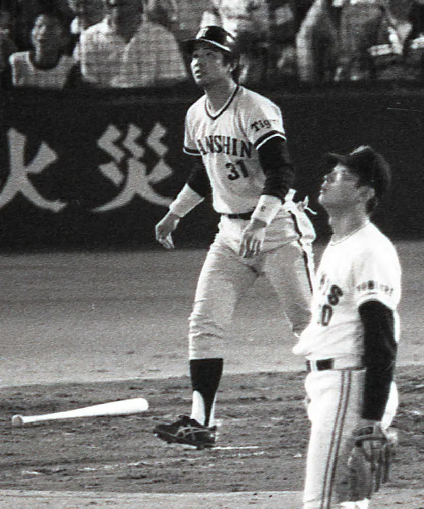 祝2000試合！伝統の一戦お宝写真＞7回1死一塁、巨人・江川卓（右）から