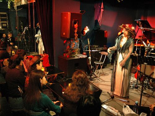 ビッグママ”戸川昌子さんの歌に酔える「青い部屋」 - スポニチ