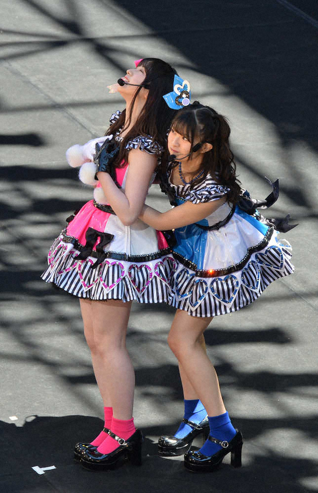 AKB48チーム8 結成5周年記念公演で26曲熱演 富士山を背にスタイル自慢