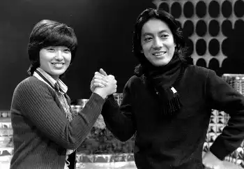 1978年、「第29回紅白歌合戦」のトリに決定した山口百恵（左）と沢田