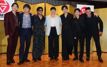 フォトセッションで笑顔のGENERATIONSの（左から）小森隼、白濱亜嵐