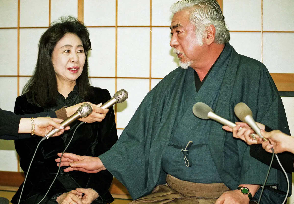 勝新太郎さん（右）と中村玉緒（1996年撮影） - スポニチ Sponichi