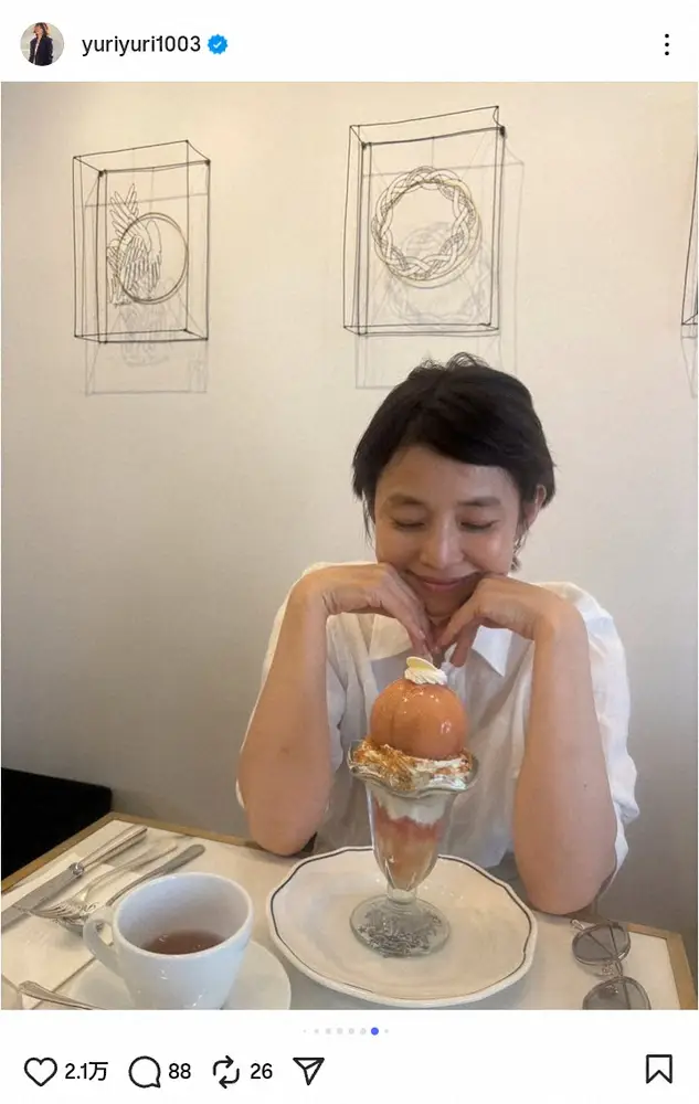 石田ゆり子「ゆかちゃんと二人」桃のパフェにうっとり“幸せショット”に