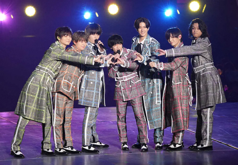 ハートマークをつくるHey！Say！JUMPの（左から）薮宏太、有岡大貴