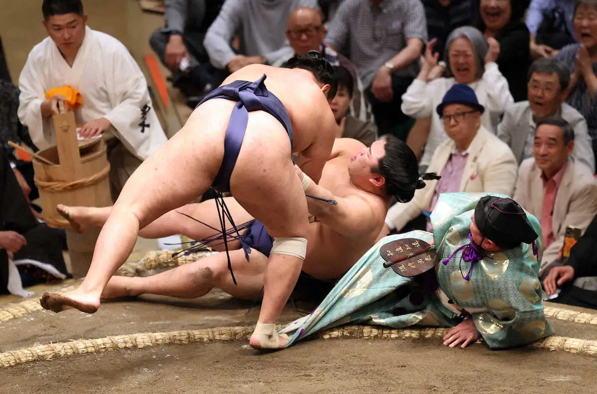 記事全文】行司・木村庄之助が2度も転倒するハプニング はかまの裾を