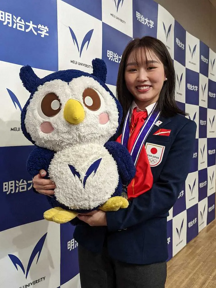 明大の特別功労賞を受賞した樋口は、公式キャラクター「めいじろう」の