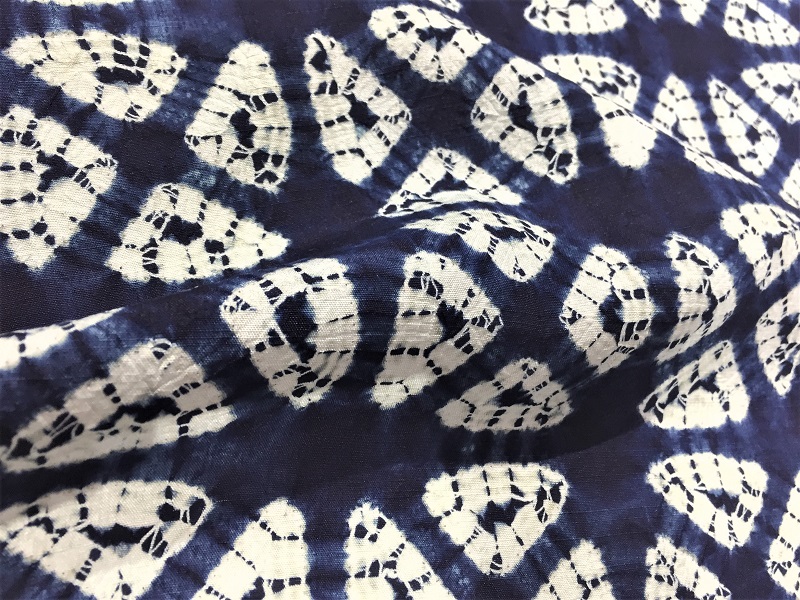 本藍の魅力 天然灰汁発酵建の本物の藍 絞り染により表現された幾何柄が