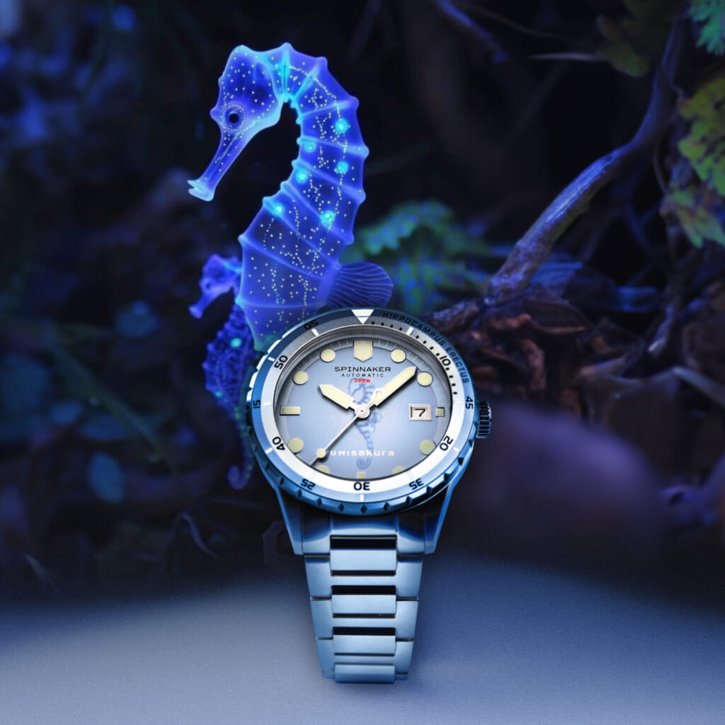 ブルー文字盤に“タツノオトシゴ”が幻想的に浮かび上がる【300m防水