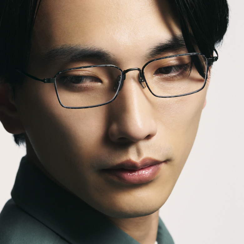 999.9（フォーナインズ） 最新コレクションより、リムレスフレームや