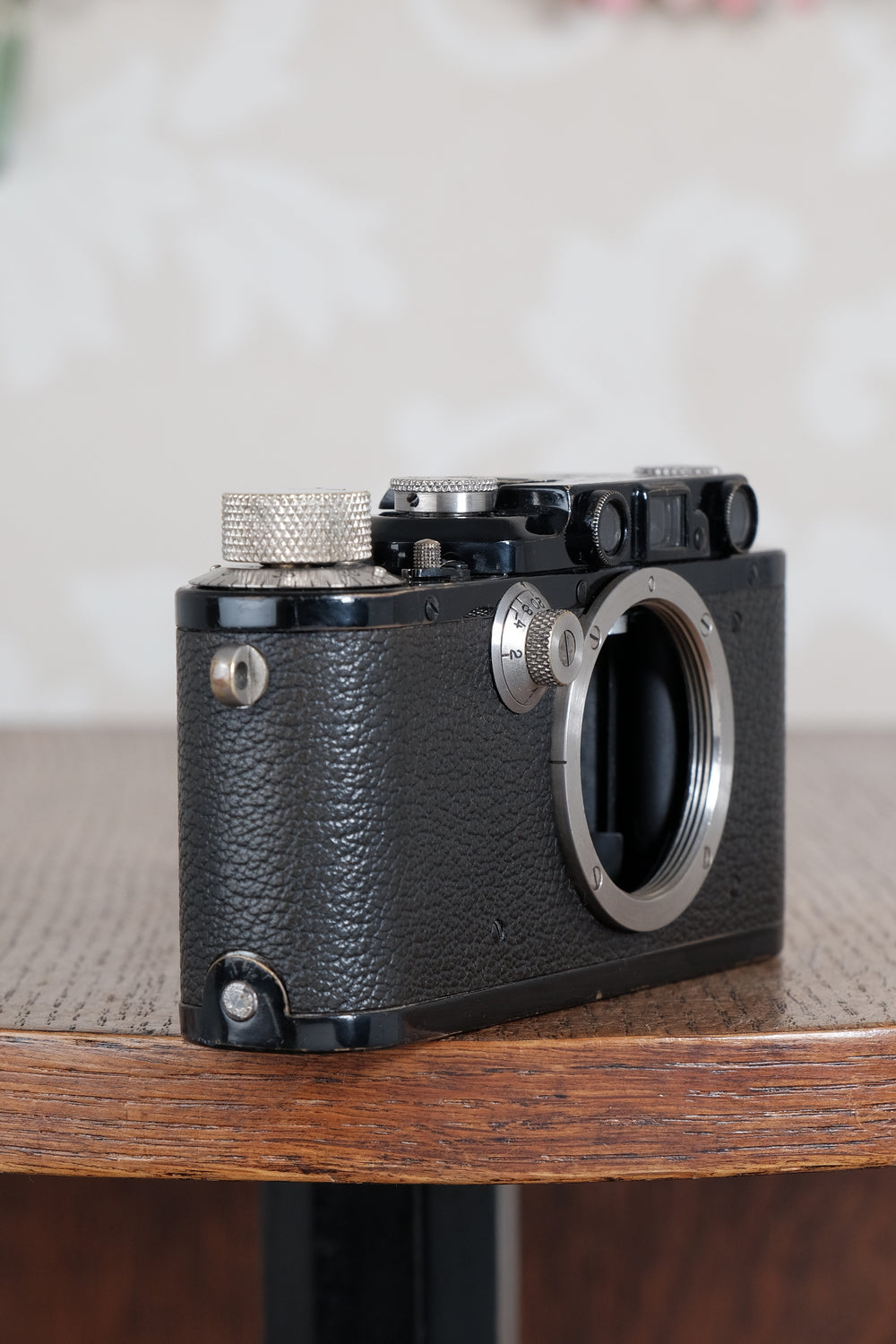 Beautiful! 1933 BLACK LEITZ LEICA III and leather case. Freshly