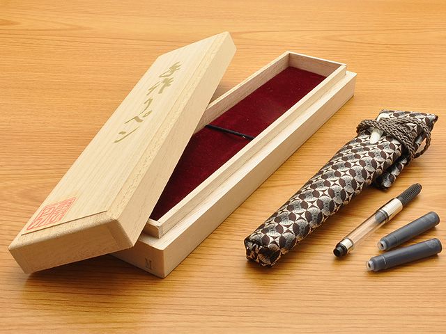 平井木工挽物所 万年筆 雲舟シリーズ 鹿の角 ＜ペン休め・正絹西陣織