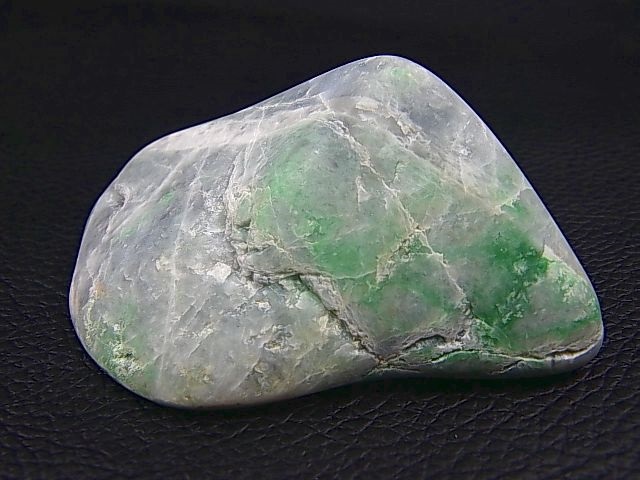 糸魚川青海川金山谷産グリーンひすい原石 71.0g - パーフェクト