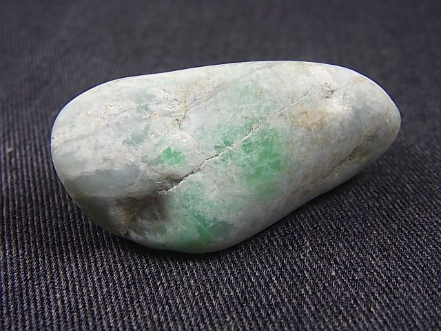 糸魚川青海川金山谷産グリーンひすい原石 37.8g - パーフェクト