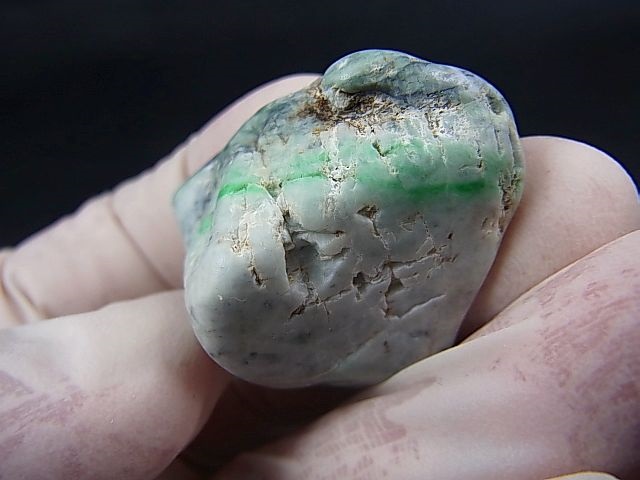 糸魚川青海川金山谷産グリーンひすい原石 28.9g - パーフェクト