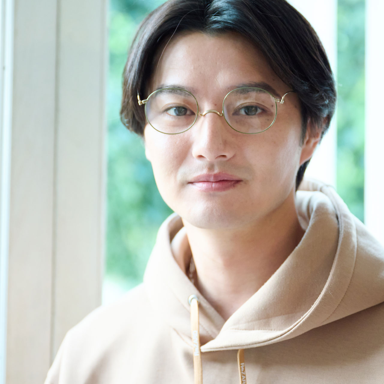 完売必至！ゴールド×グリーンのラウンド型メガネで個性を引き立てよう