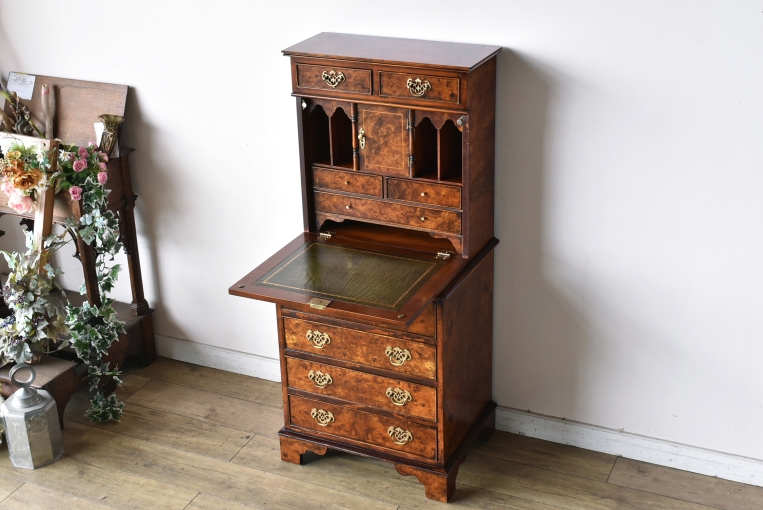 パルテノン アンティーク / ひと際目を引くセクレタリーライティング