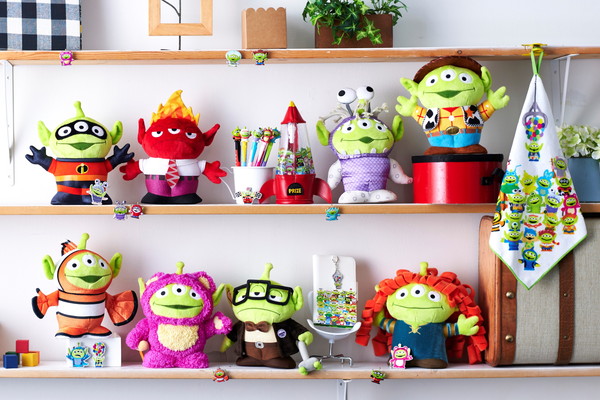 トイ・ストーリー』公開25周年！ピクサーキャラの衣装を着たエイリアン