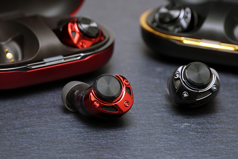 思わず唸った存在感と迫力あるサウンド。AVIOT「TE-ZX1」は“史上最大級