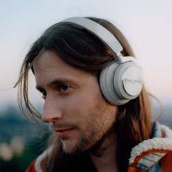 Bang & Olufsen、ワイヤレスヘッドホン「H9i」にRIMOWAとの限定コラボ