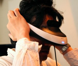 ソニーのヘッドマウントディスプレイ「HMZ-T1」でPS3の3D立体視ゲーム