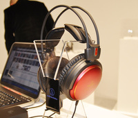 緋色の限定ヘッドホン・オーディオテクニカ「ATH-A900X LTD」を岩井喬
