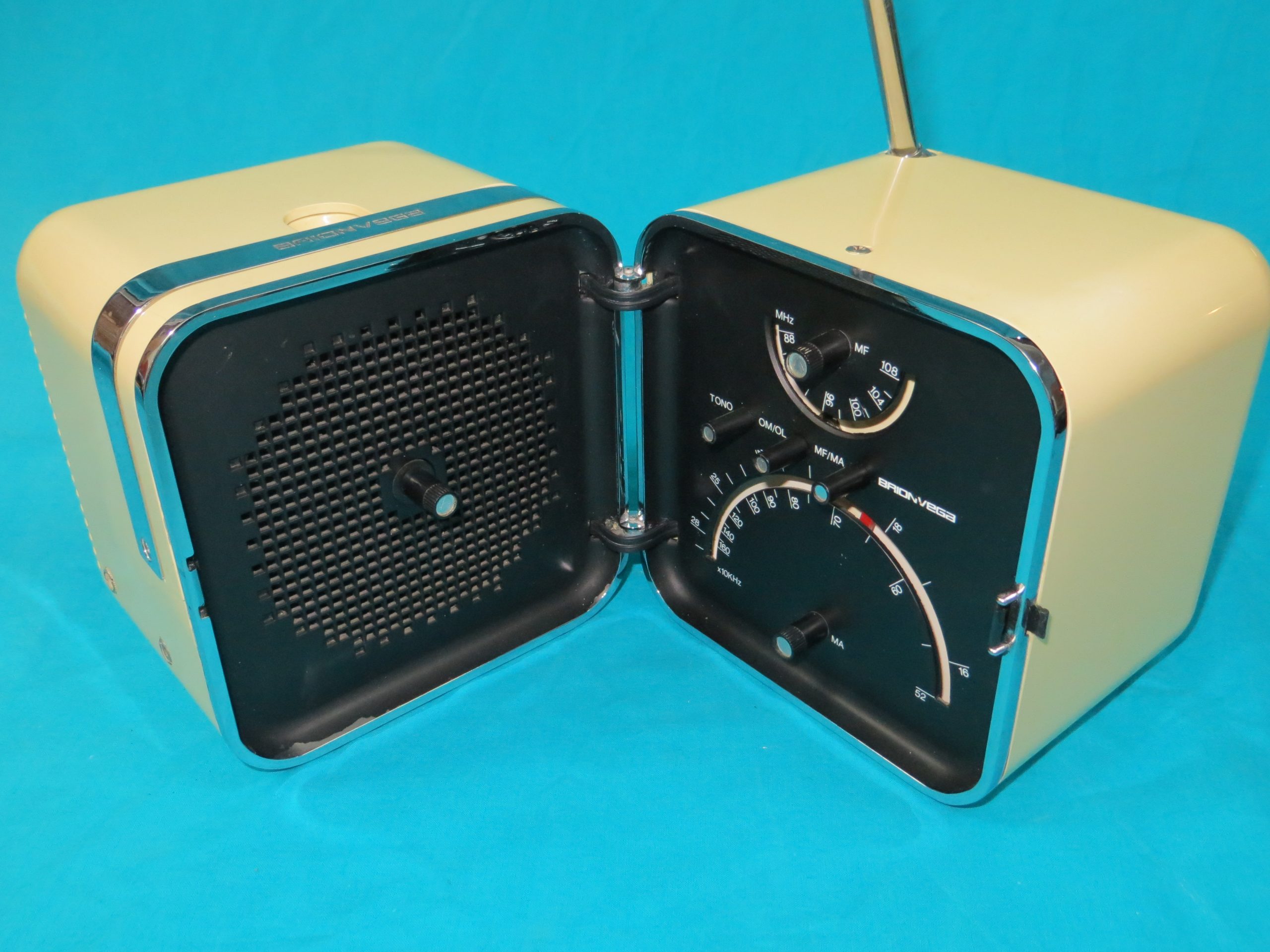 BRIONVEGA mod. Ts 522 – radio vintage a cubo – Bianca