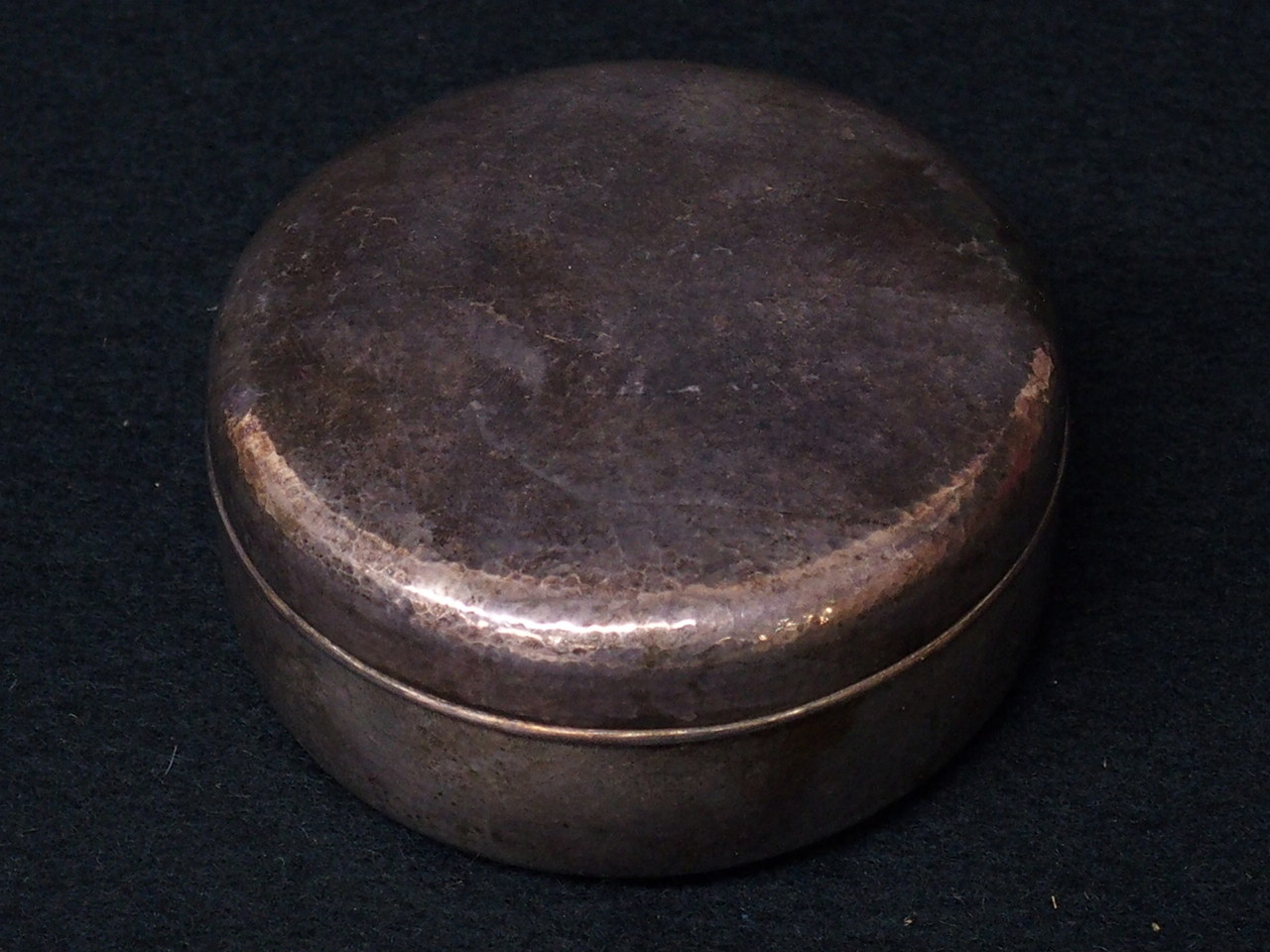 品のあるお菓子入れです。竹影堂 栄真造 純銀 やんぽ 槌起 108.3g 蓋物