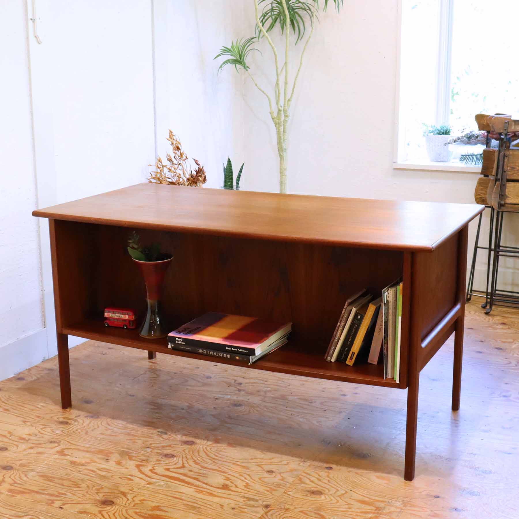 デンマーク製両袖デスク チーク材 ヴィンテージ 書斎机 収納棚付き