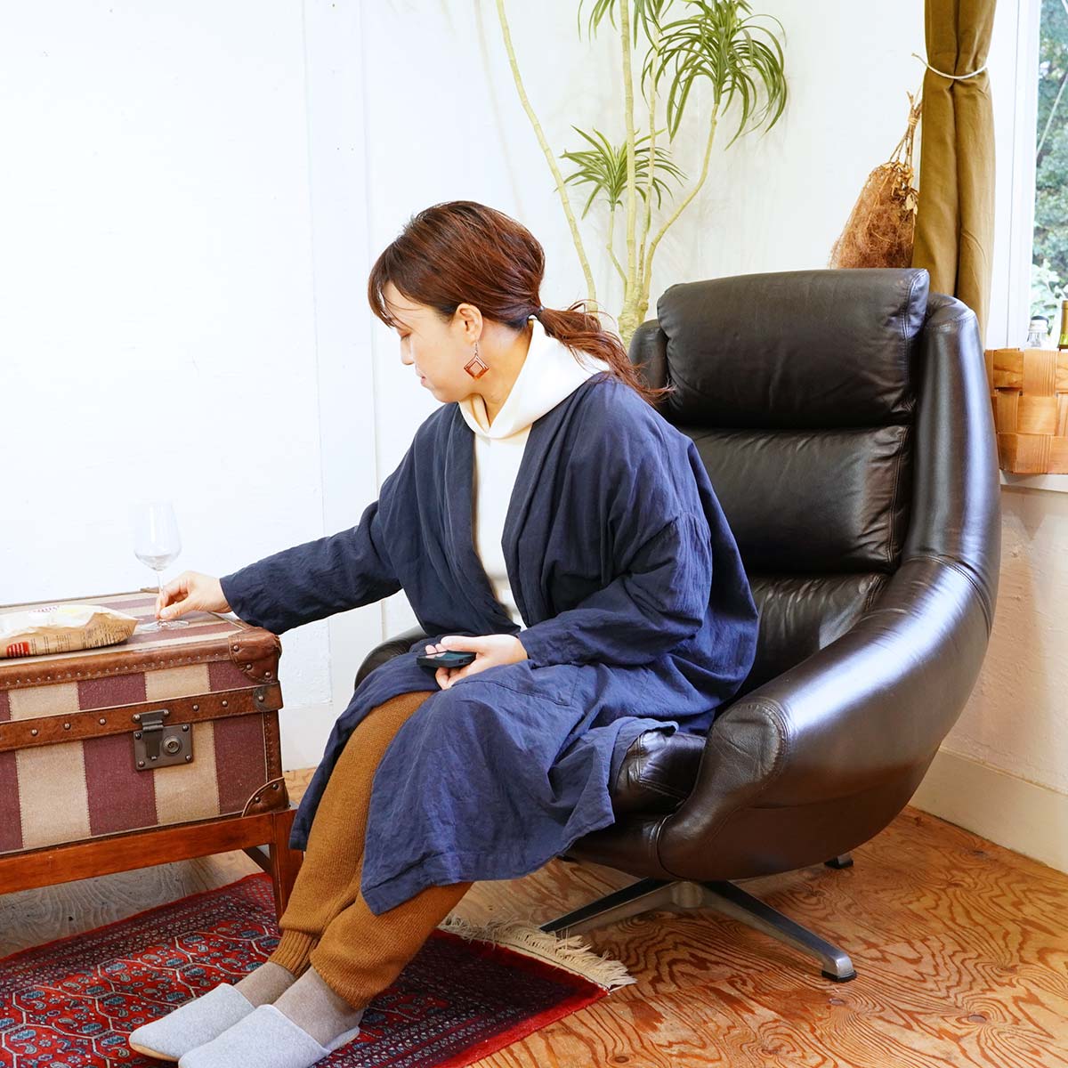 OVERMAN社 ラウンジチェア レザー 回転式 北欧 ブラック ミッド