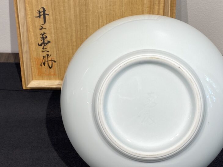井上萬二 作『白磁 丸型 壺』 ｜骨董品買取 緑和堂