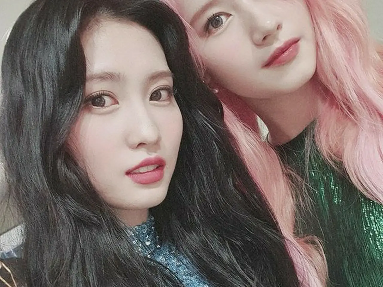 TWICE」モモ、サナとの2ショット公開！”欠点1つないビジュアル