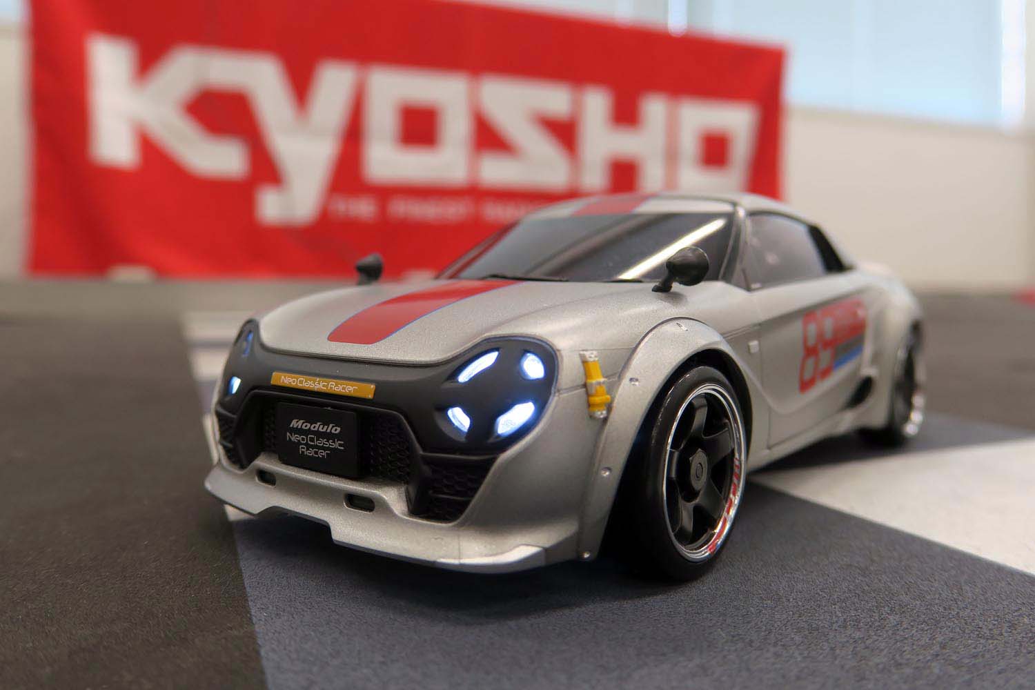 マニアックなラジコンカー「ミニッツ ネオクラシックレーサー」発売