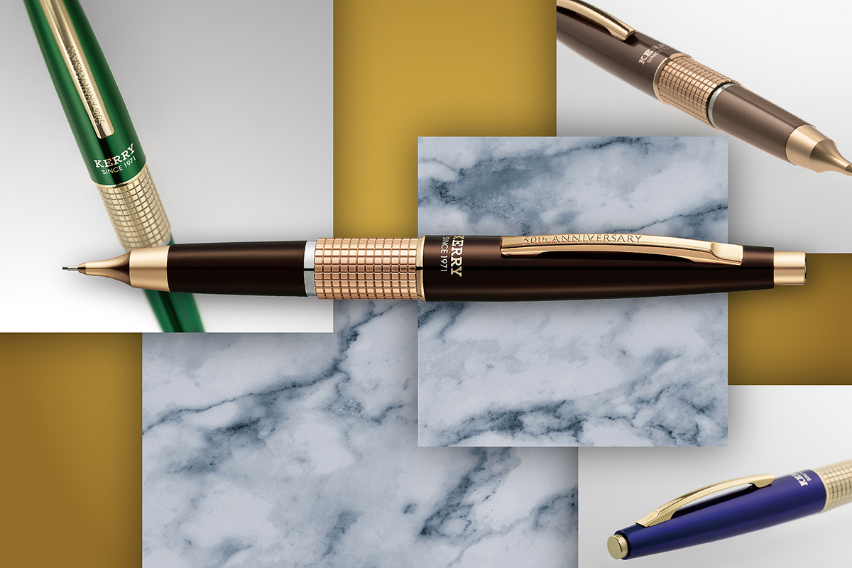 万年筆型シャープペン ぺんてる「ケリー」、メッキ加工を施した50周年