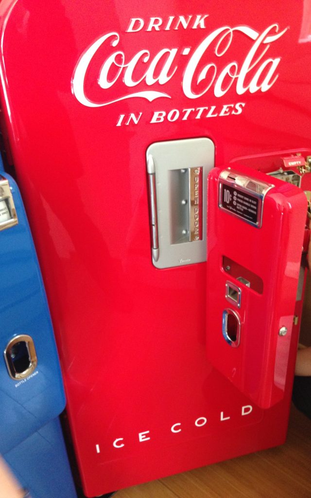 弊社で保管してるビンテージ自販機 – 株式会社わこー公式サイト(旧称