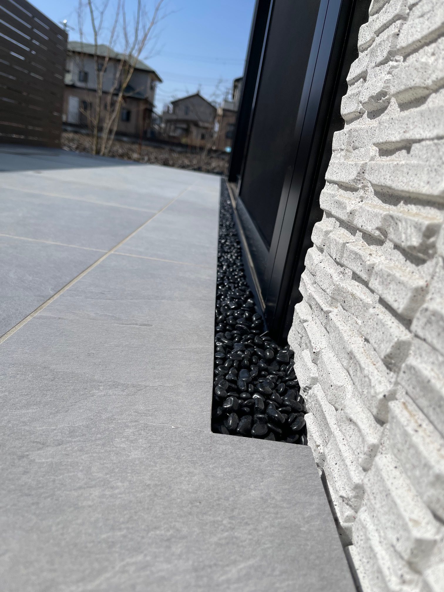 濡れたような光沢の石：新那智黒石（磨き） – WILLベランダガーデン