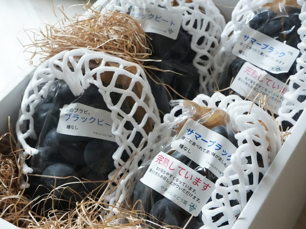 サマーブラック」と「ブラックビート」。人気の黒ぶどう2種を食べ比べ