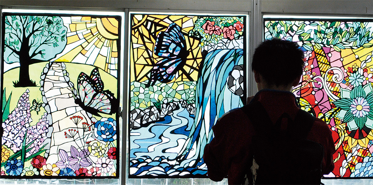 ステンドグラス 創意光る 二宮西中の文化祭作品 | 大磯・二宮・中井